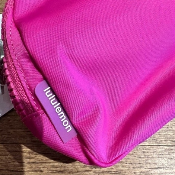NWT Lululemon Everywhere Belt Bag 1L - Picture 8 of 9